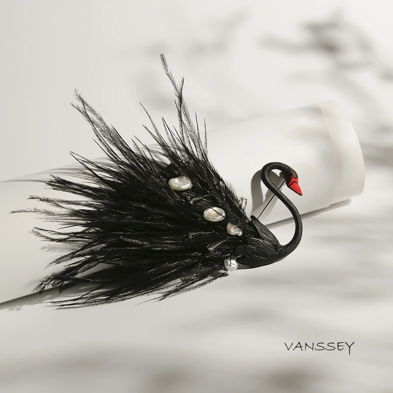 Женская брошь ручной работы Vanssey черная перламутровая с перьями страуса