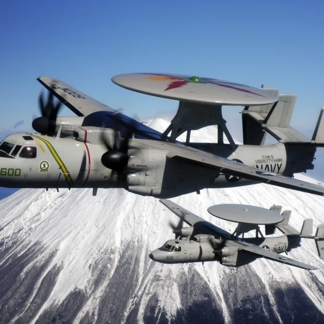 Два E-2C Hawkeyes провести flyby крепление Fuji в постер Япония печати (33x22) | Дом и сад