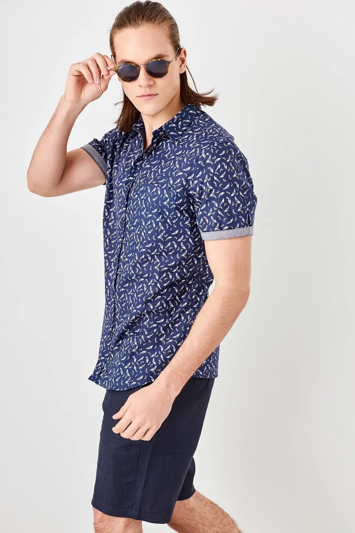 Trendyol новая темно-синяя мужская рубашка с коротким рукавом и принтом птицы TMNSS19FO0036