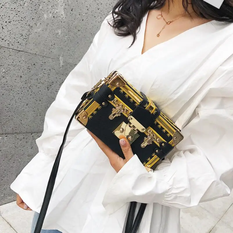 Роскошные сумки женские от известного бренда с заклепками брендовые