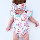Плиссированный комбинезон с короткими рукавами и пуговицами для малышей с цветочным рисунком и повязкой на голову