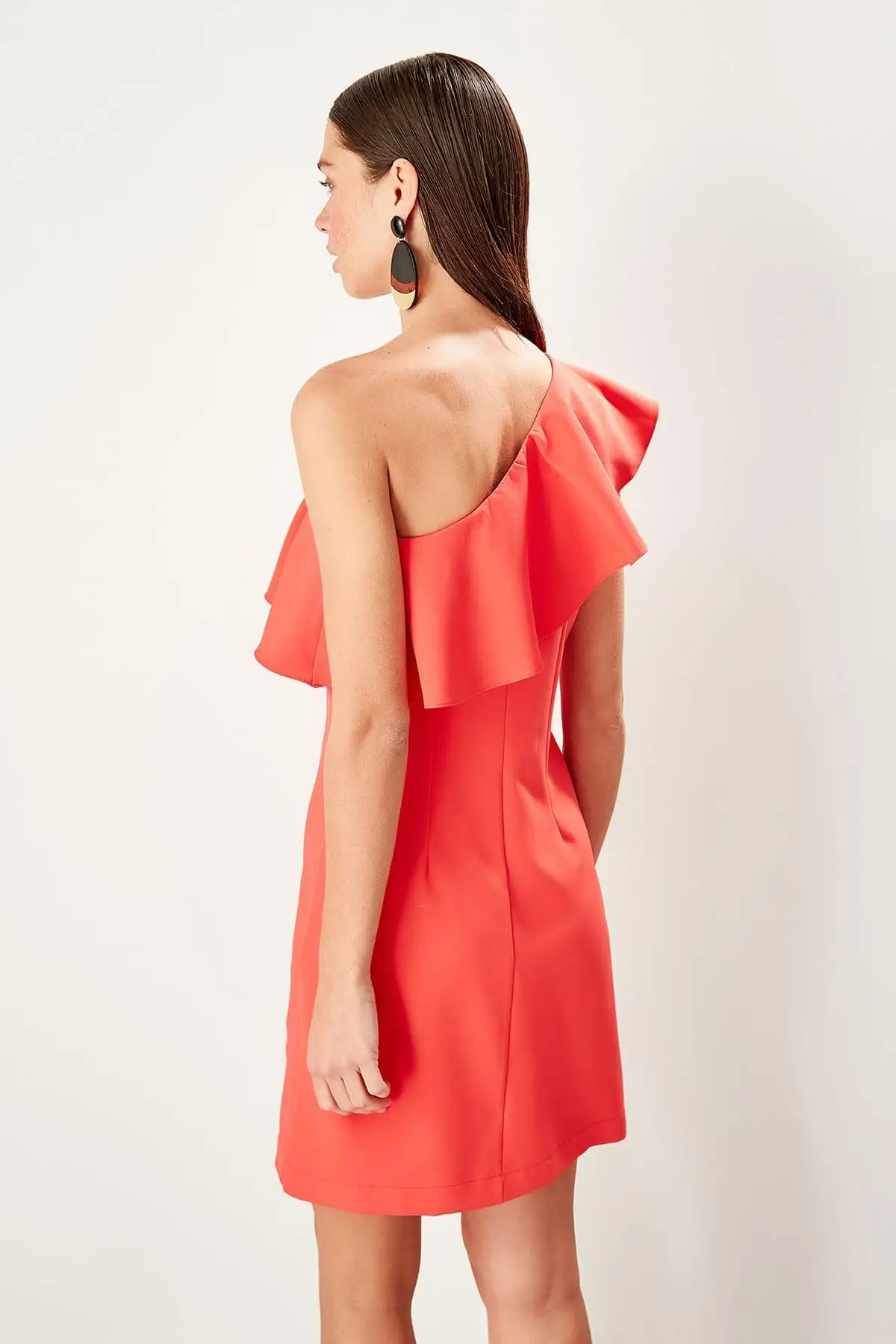 Trendyol Коралловое платье с одним рукавом и оборками TWOSS19LJ0150 | Женская одежда