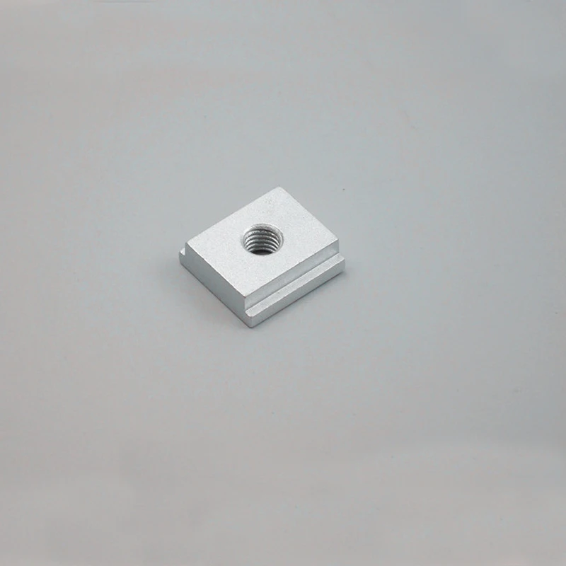 2 комплекта универсальных зажимных блоков для столярных соединений с ручным инструментом и комплектом винтов M8, пазом Т для столярных работ, размером 125 х 25 мм с анодированной поверхностью.