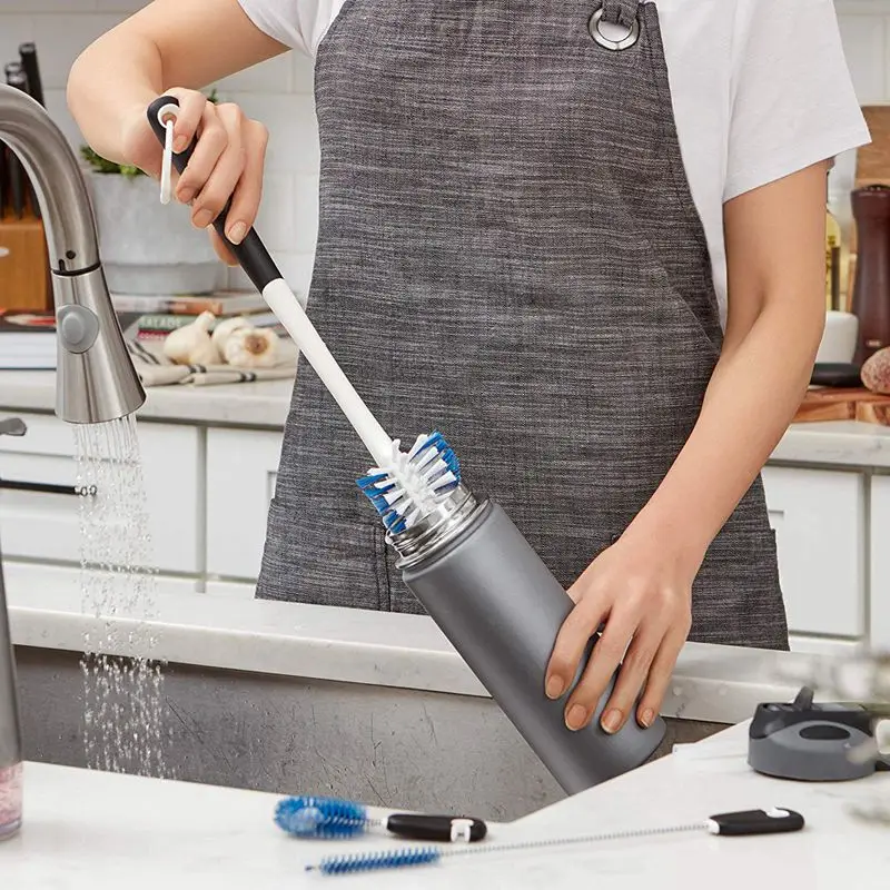 Бытовая щетка для ежедневной чистки можно повесить длинной ручкой костюм из трех