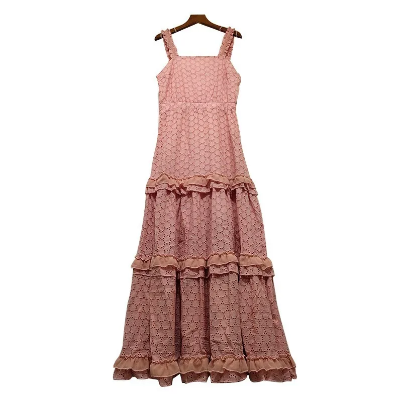 Женское платье без рукавов TWOTWINSTYLE длинное с открытыми плечами высокой талией и