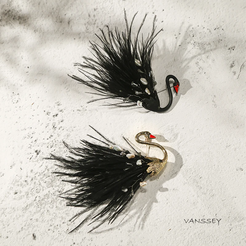 Женская брошь ручной работы Vanssey черная перламутровая с перьями страуса