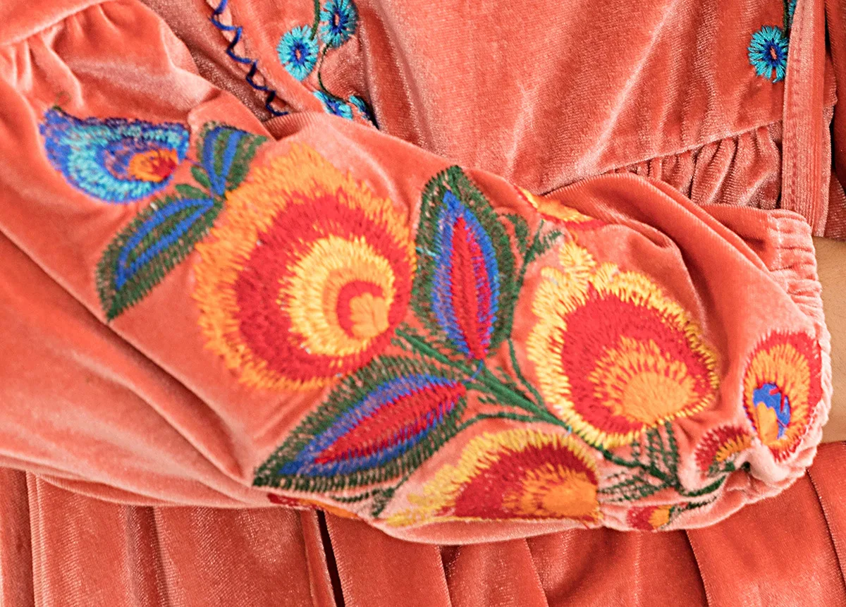 

Women's fashion velvet autumn new floral embroidered pleated long-sleeved V-neck dress lady vestido