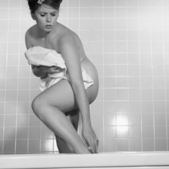 Молодая женщина стоя в ванной плакат печать (18x24)|Таблички и знаки| |