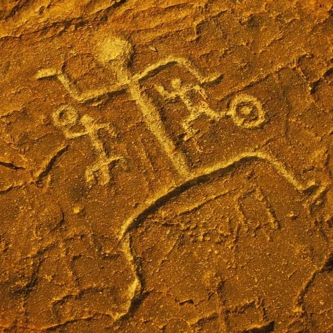 Гавайский Большой остров Южная кохала. Человек петроглайф на красной скале. Puako.