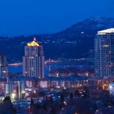 Британская Колумбия Okanagan Valley Kelowna Skyline плакат печать Уолтер бибиков (36x24)|Таблички и знаки| |