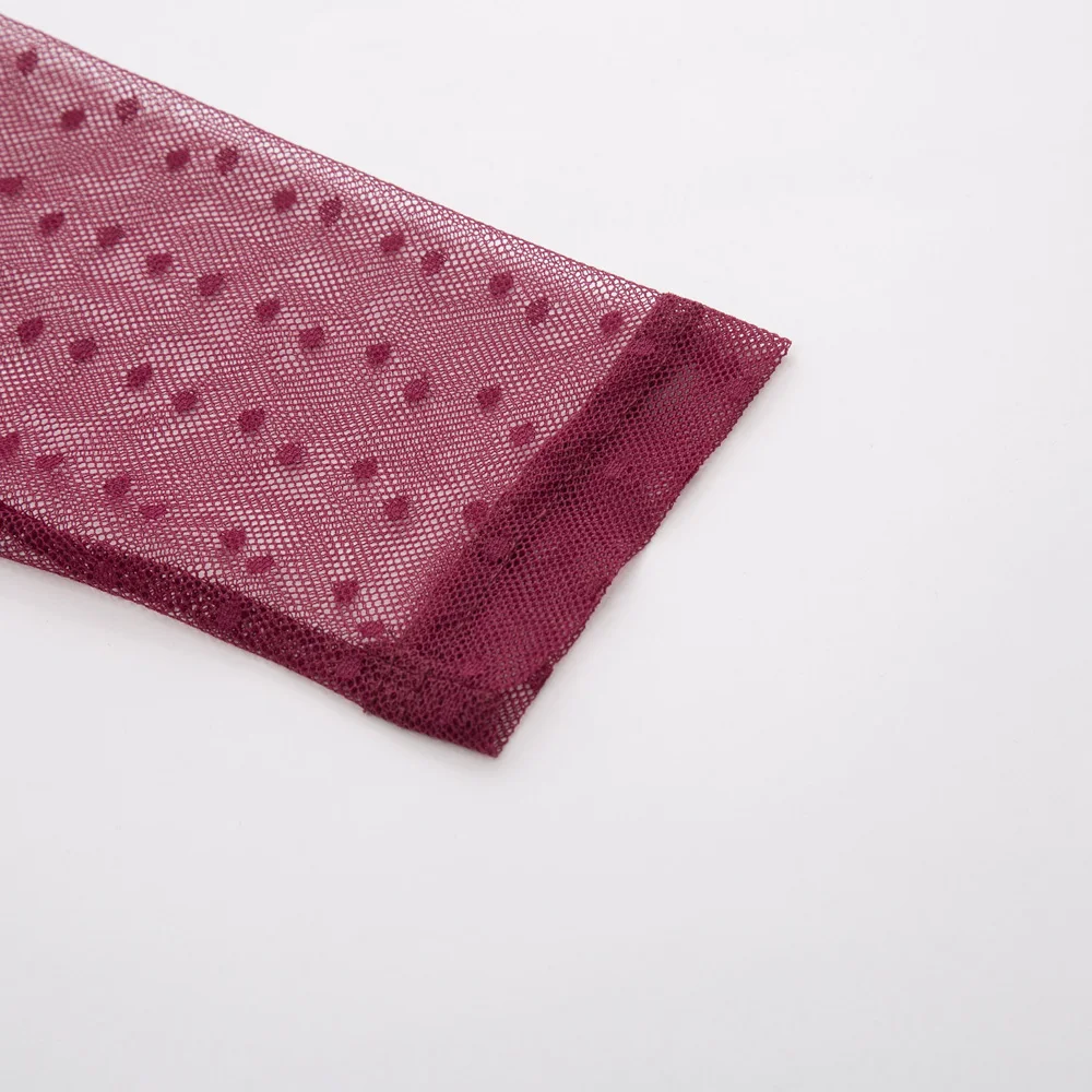 Женское платье-карандаш с вырезом лодочкой и прозрачным длинным рукавом в стиле