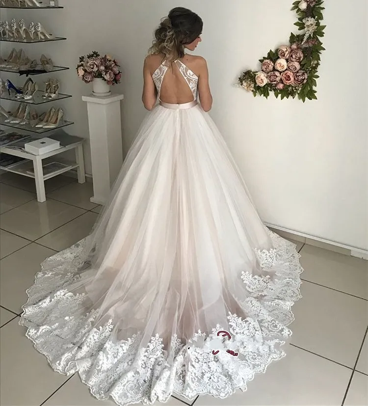 Женское свадебное платье со шлейфом It's yiiya белое кружевное с глубоким