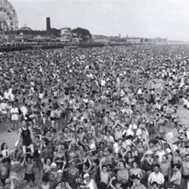 Принт плаката Coney Island Crowd (36x24) | Дом и сад