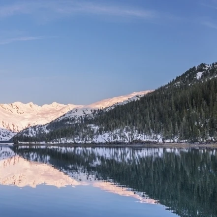 Снежный пейзаж отражается в водах лагуны Харрисон Санрайз порт Уэллс|Таблички и