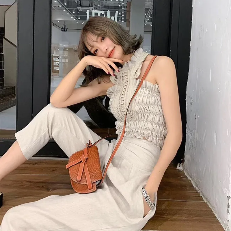 Женский костюм TWOTWINSTYLE с лямкой на шее открытыми плечиками и оборками короткий