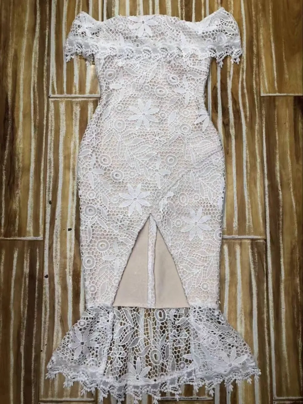 Женское белое кружевное платье до середины икры с открытой вилкой и вырезом