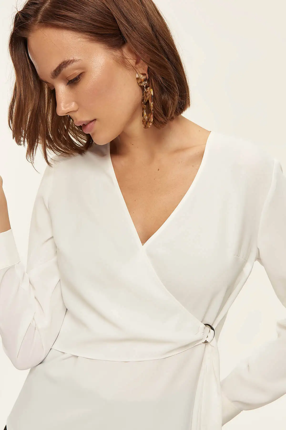 Trendyol экрю блузка Пряжка деталь TOFSS18BB0209 |