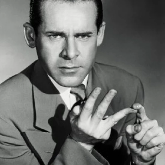 Портрет бизнесмена рассчитывает на его пальцы плакат печать (18x24)|Таблички и