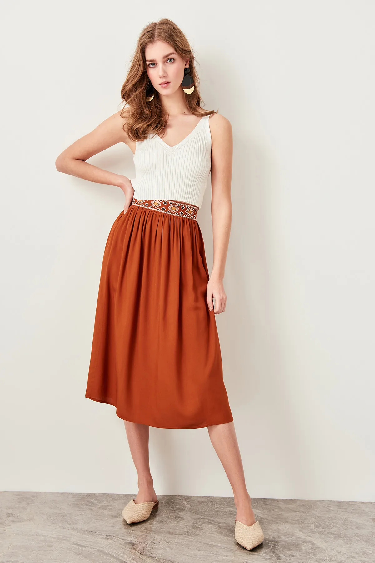 Trendyol Waist Embroidered Skirt Tiles TWOSS19GK0021 | Женская одежда