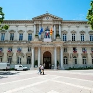 Фасад здания отель de Ville Place l'Horloge Avignon Vaucluse Прованс Альпы Лазурный берег Франция