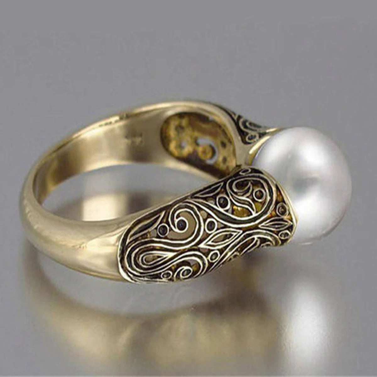 Женское кольцо с жемчугом винтажное Подарочное в стиле ретро желтым покрытием и