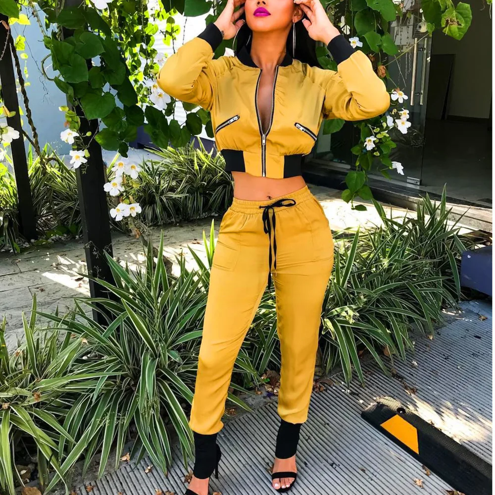 Женский спортивный костюм комплект из двух предметов на осень топ и штаны желтый