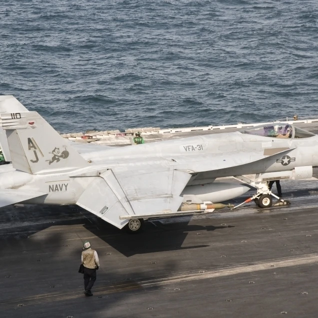 Ф/A 18E супер Hornet на палубе полета USS Джордж H.W. Печать плакатов Bush (17x11)|Таблички и