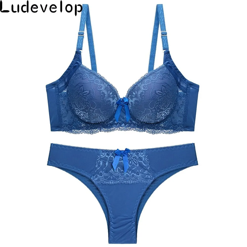 Комплект женского кружевного нижнего белья из бюстгальтера и трусов с