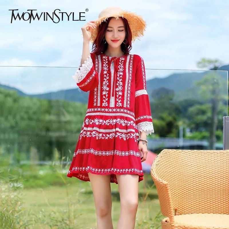TWOTWINSTYLE повседневное пляжное платье для женщин вышивка полые кружева до запястья