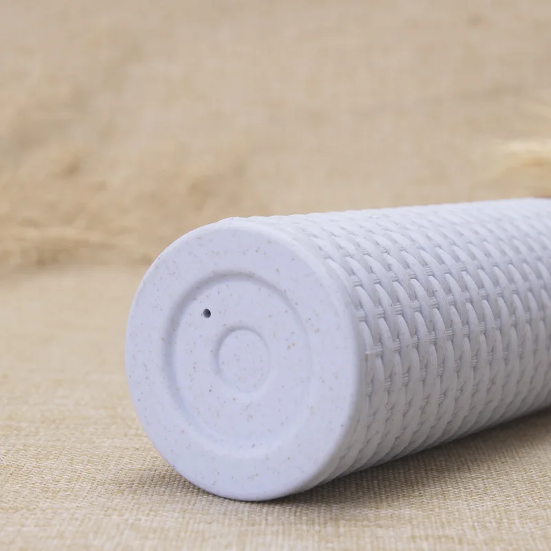 Новая стеклянная бутылка для воды. С пластиковой изоляционной крышкой