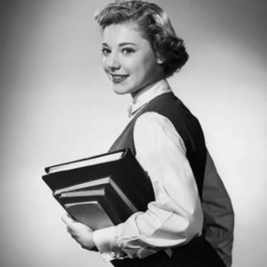 Девочка подросток несущая стопку книг и улыбающийся плакат печать (24x36)|Таблички