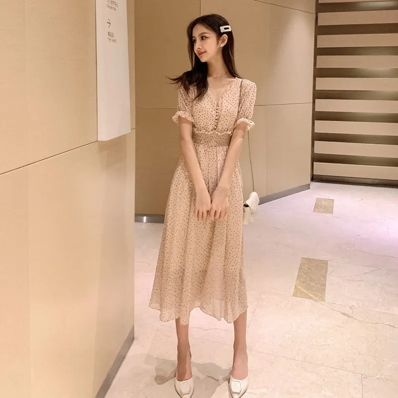 Винтажное платье с треугольным вырезом А силуэта коротким рукавом и оборками в