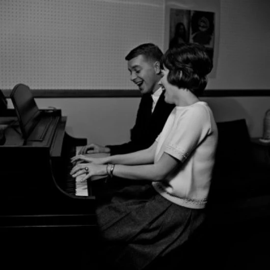 Молодая пара играет на фортепиано и поет плакат печать (18x24) | Дом сад