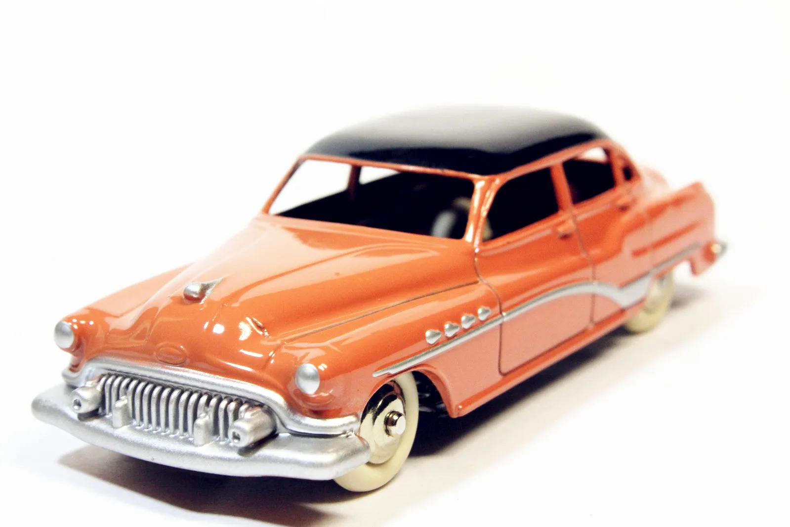 Игрушки DINKY BUICK ROADMSTER 1/43 24 В |