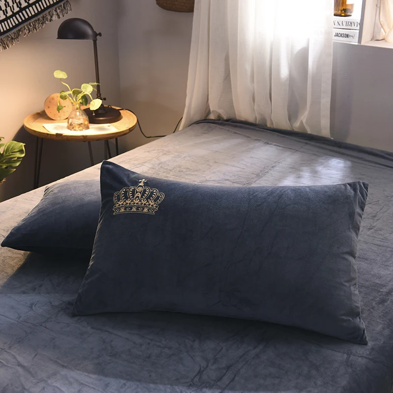 

4pcs Crystal Flannel The crown Bedding set Winter Warm Fleece golden embroidery Duvet cover set Bed Sheet Queen King size40
