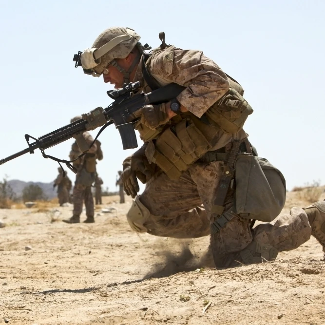 Rifleman kneels to the ground while conducting buddy rushes Poster Print (17 x 11) | Дом и сад