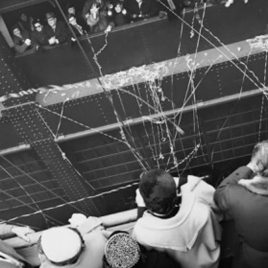 Группа людей стоявших рядом с отбывающим круизным кораблем Нью Йорк штат США