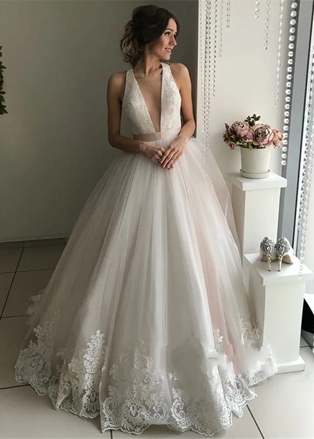 Женское свадебное платье со шлейфом It's yiiya белое кружевное с глубоким