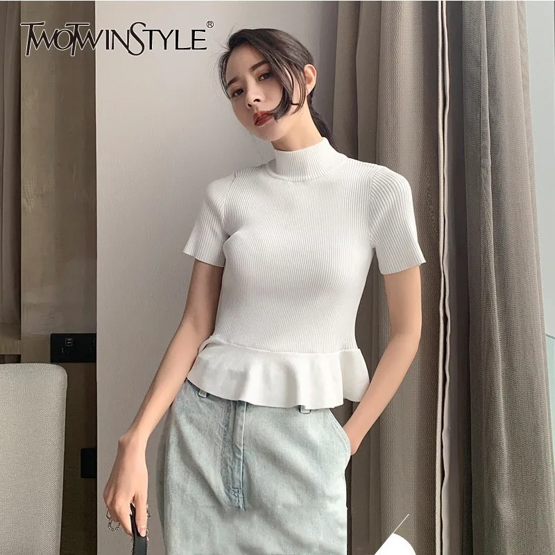 TWOTWINSTYLE Повседневная белая женская футболка водолазка с оборками подол короткий