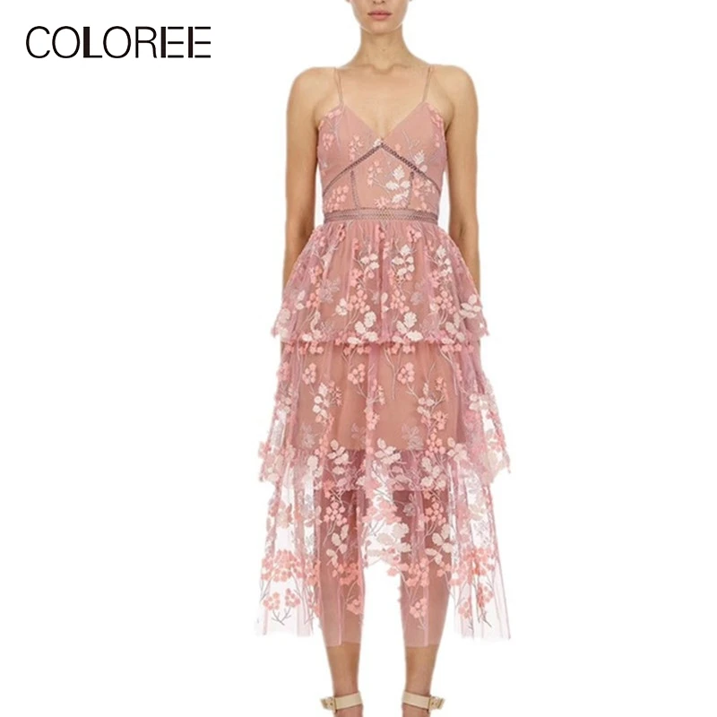 Женское длинное платье с оборками розовое без бретелек v-образным вырезом и