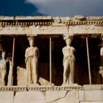 Крыльцо дев (Caryatides) Erectheum греческое искусство мраморный Акрополь музей Афины