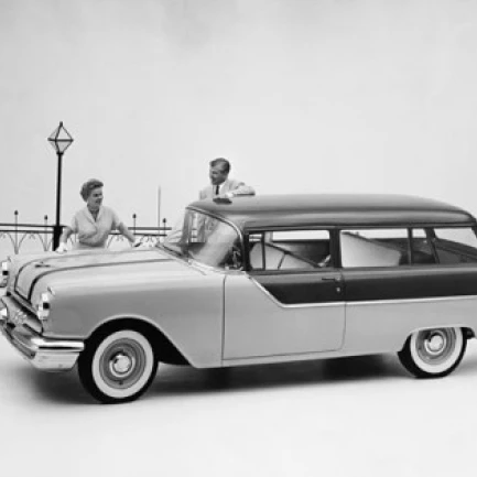 Мужчина и женщина стоя возле Pontiac Chieftain 860 Station Wagon плакат печать (24x36)|Таблички