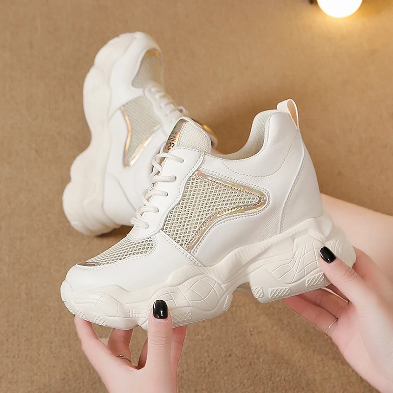 Женские сетчатые кроссовки на танкетке 8 см белые дышащие со скрытой танкеткой