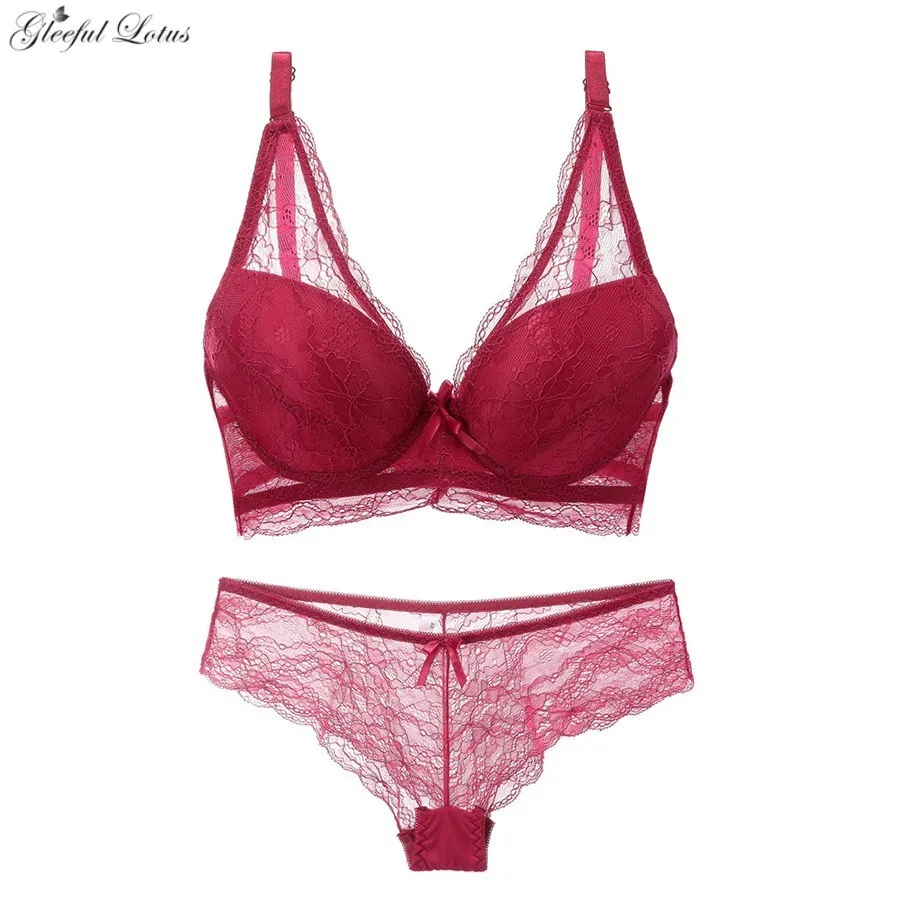 Комплект женского кружевного нижнего белья с чашкой пуш ап 3/4 и глубоким V