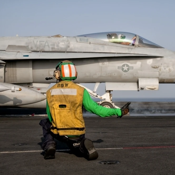 F/A 18C готов к запуску с летной палубы USS Eisenhower Poster Print (17x11)| |