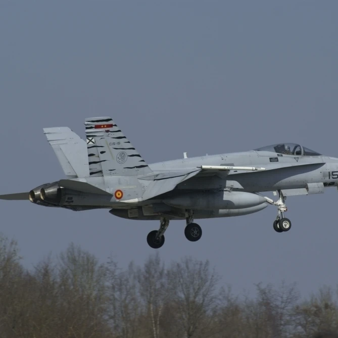 An EF-18 Hornet испанских ВВС над Florennes Бельгии плакат печать (34x22) | Дом и сад