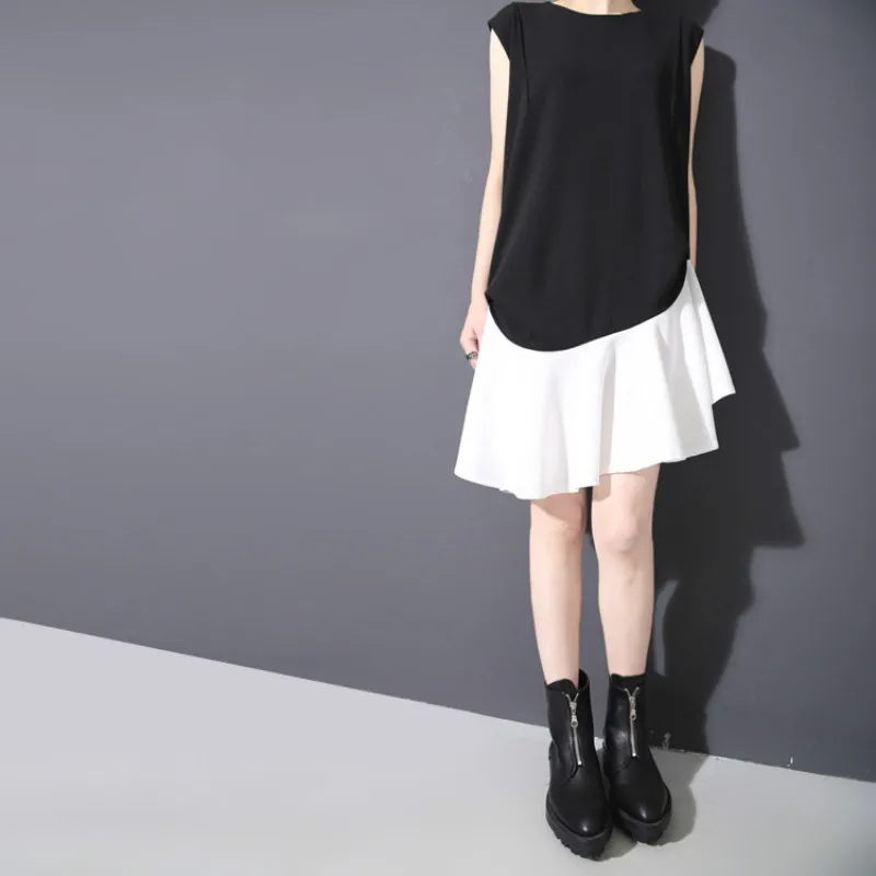 Женское платье без рукавов черно белое свободное повседневное асимметричное