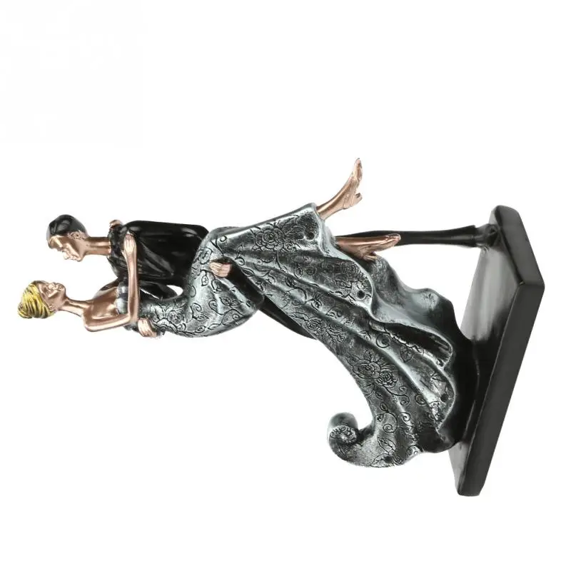 Дома хорошо смоделированные смолы влюбленных Пара обнимая фигура статуя ремесло