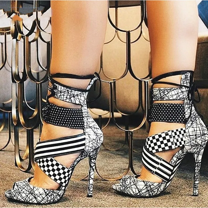Контрастные черно-белые модные женские босоножки на высоком каблуке пикантные