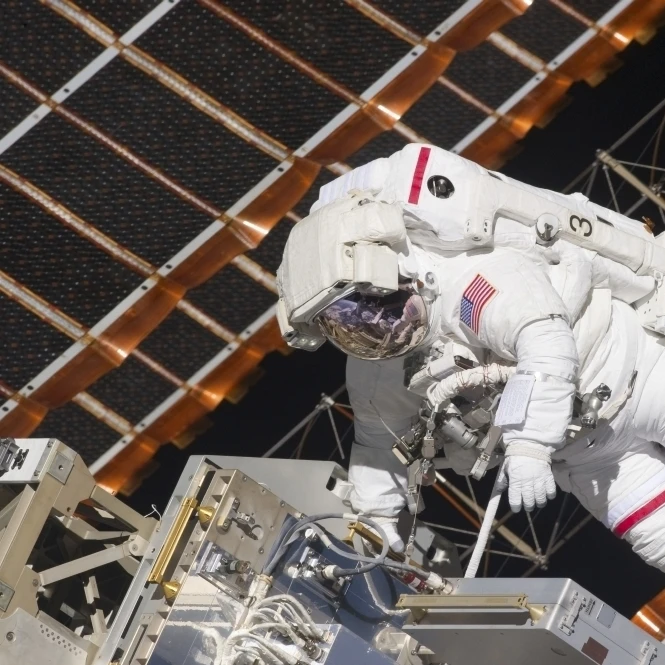 Астронавт работает на части Международной космической станции плакат печать